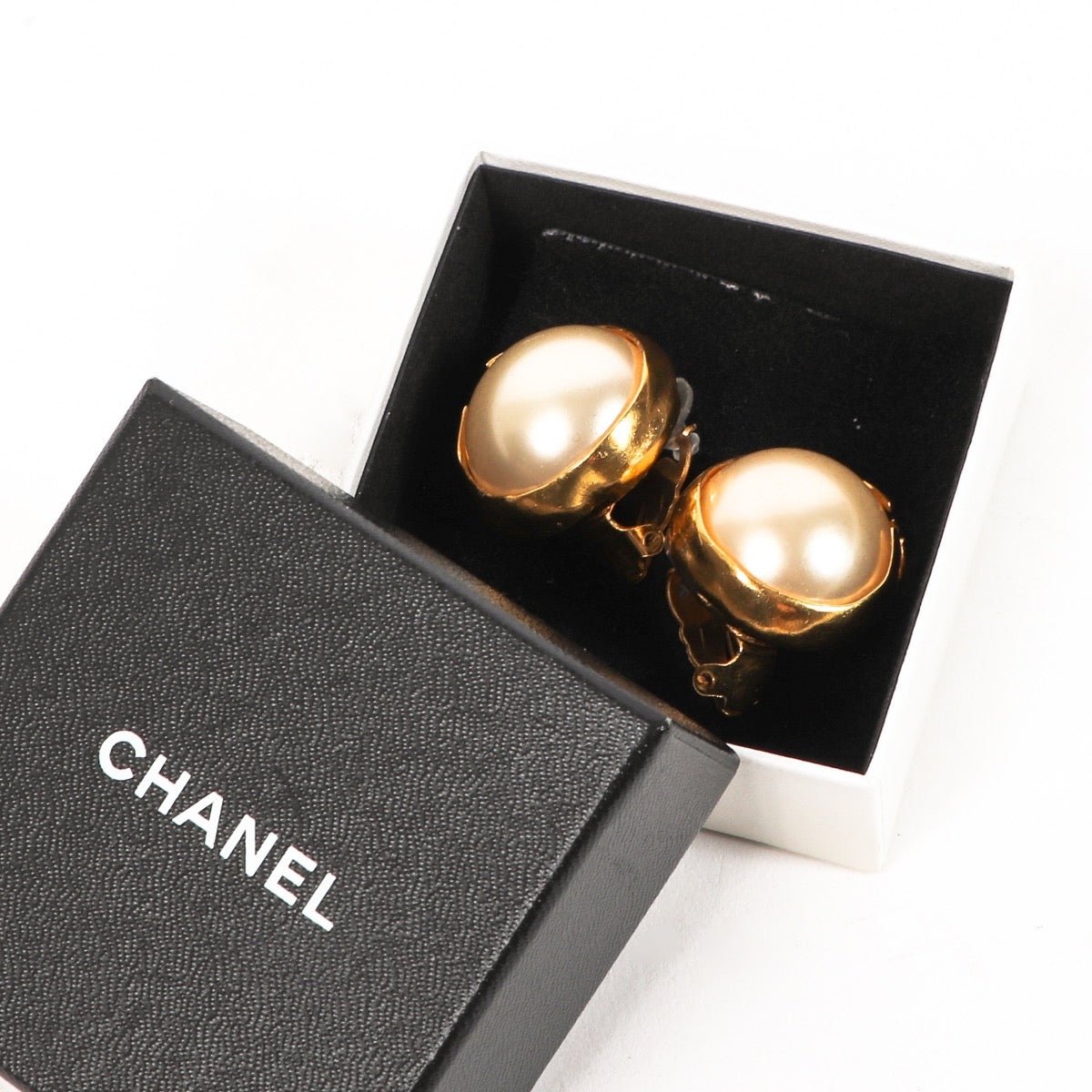 Shop safe online at Labellov in Antwerp, Brussels and Knokke these 100% authentic second hand Chanel Spring 1995 Faux Pearl Clip-On Earrings