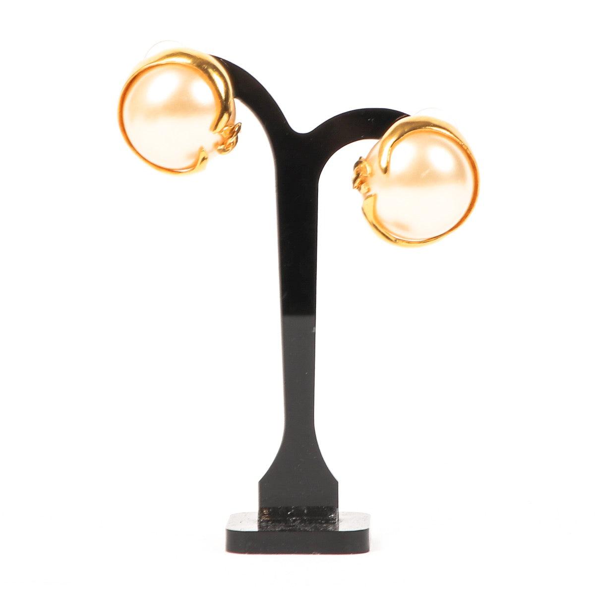 Shop safe online at Labellov in Antwerp, Brussels and Knokke these 100% authentic second hand Chanel Spring 1995 Faux Pearl Clip-On Earrings