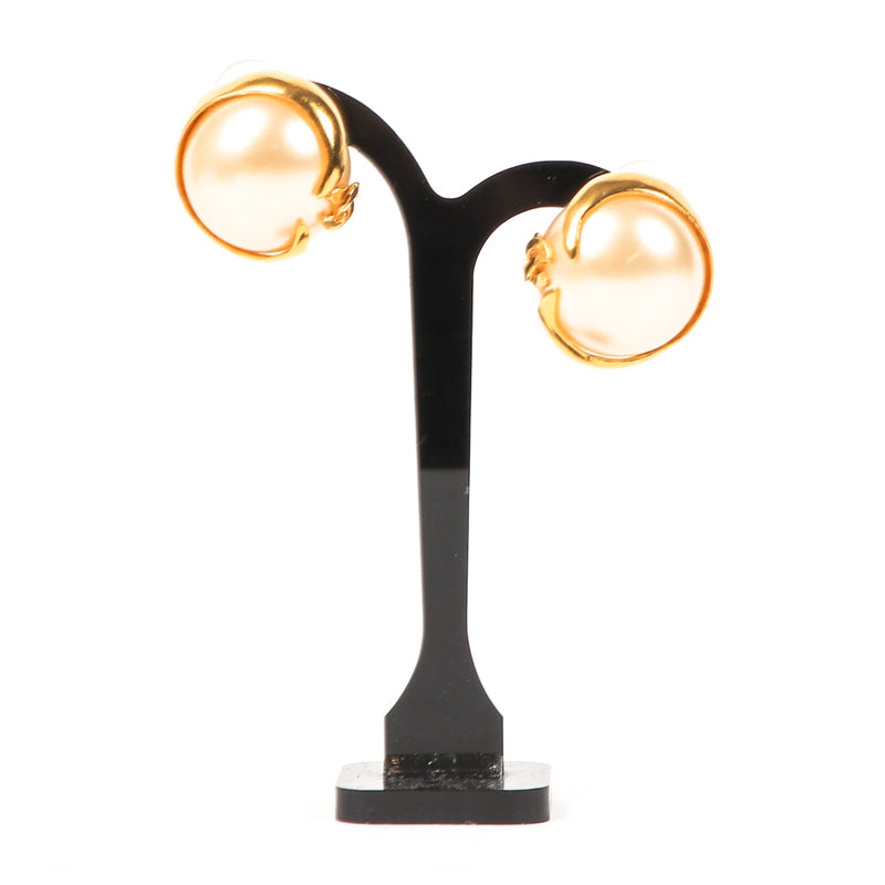 Shop safe online at Labellov in Antwerp, Brussels and Knokke these 100% authentic second hand Chanel Spring 1995 Faux Pearl Clip-On Earrings