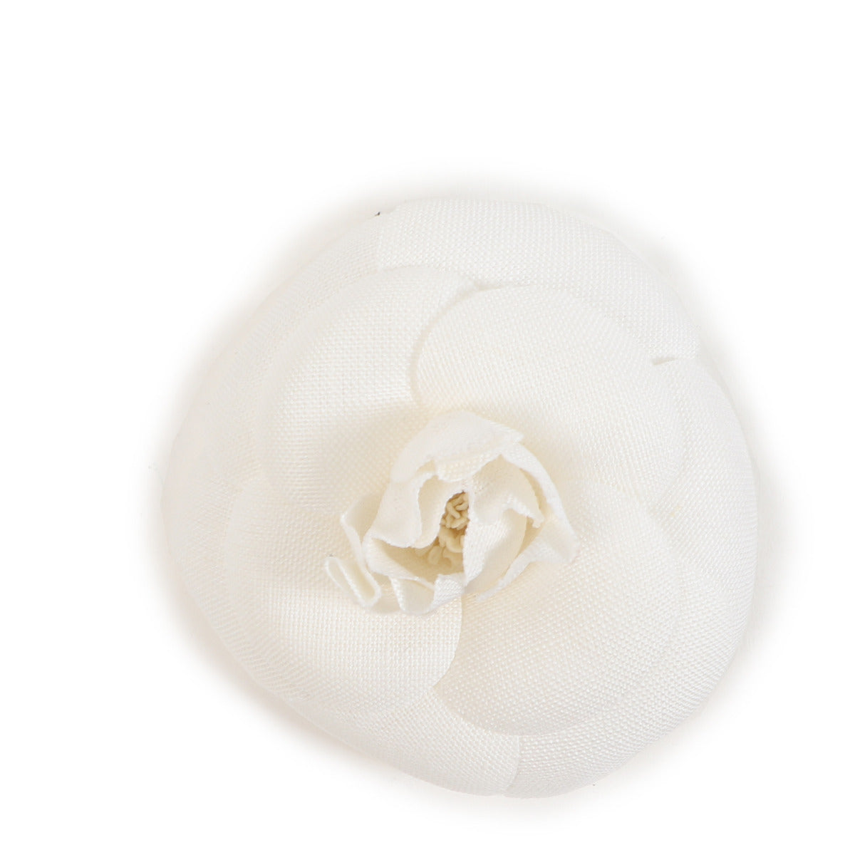 Chanel White Textured Camelia Brooch for the best price at Labellov secondhand luxury in Antwerpen. Best vintage secondhand preloved webshop in Antwerp.