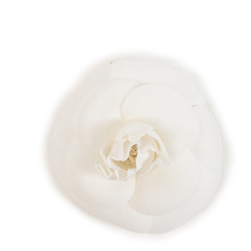 Chanel White Textured Camelia Brooch for the best price at Labellov secondhand luxury in Antwerpen. Best vintage secondhand preloved webshop in Antwerp.