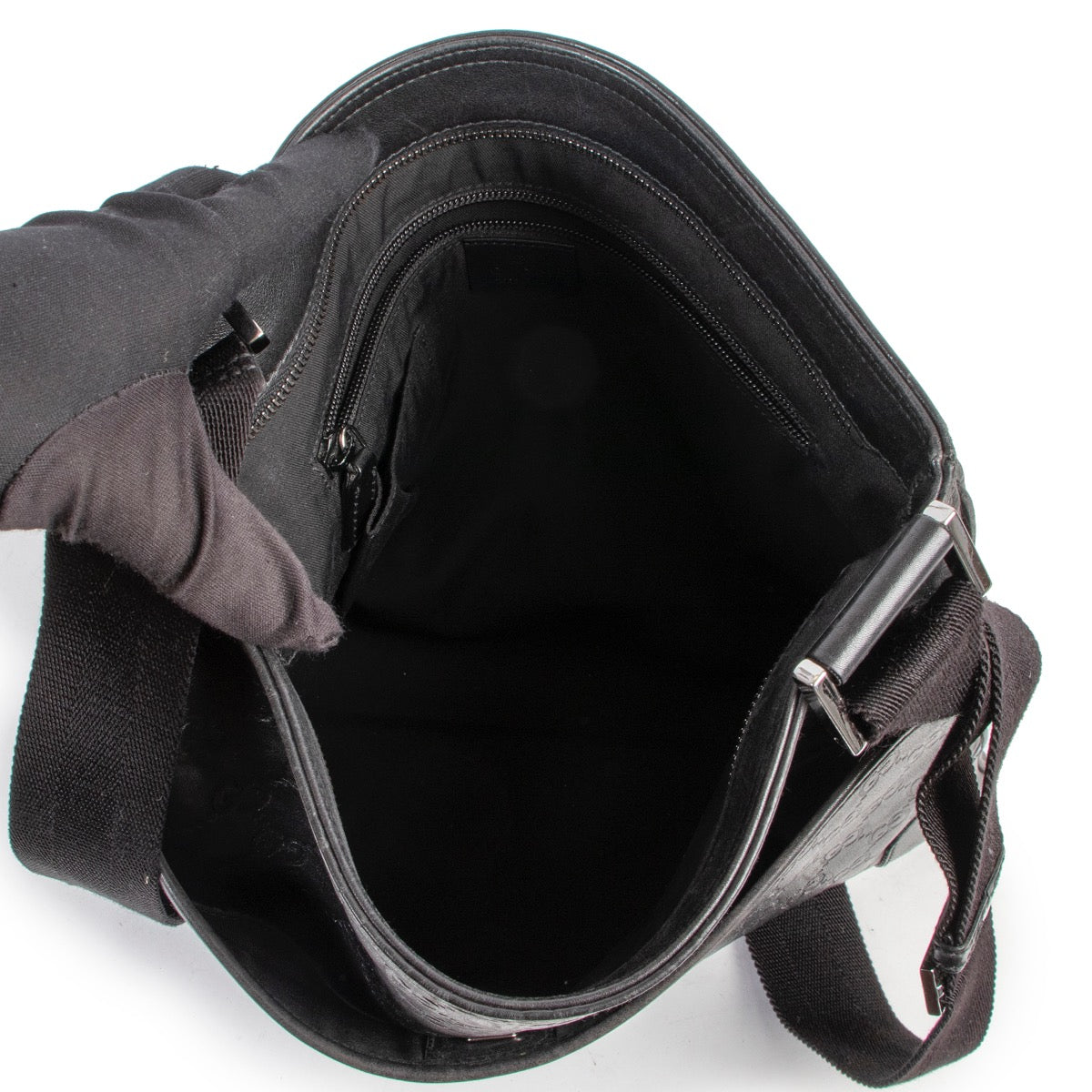 Shop safe online 100% authentic second hand Gucci Black Guccissima Messenger Bag in very good condition at Labellov in Antwerp.