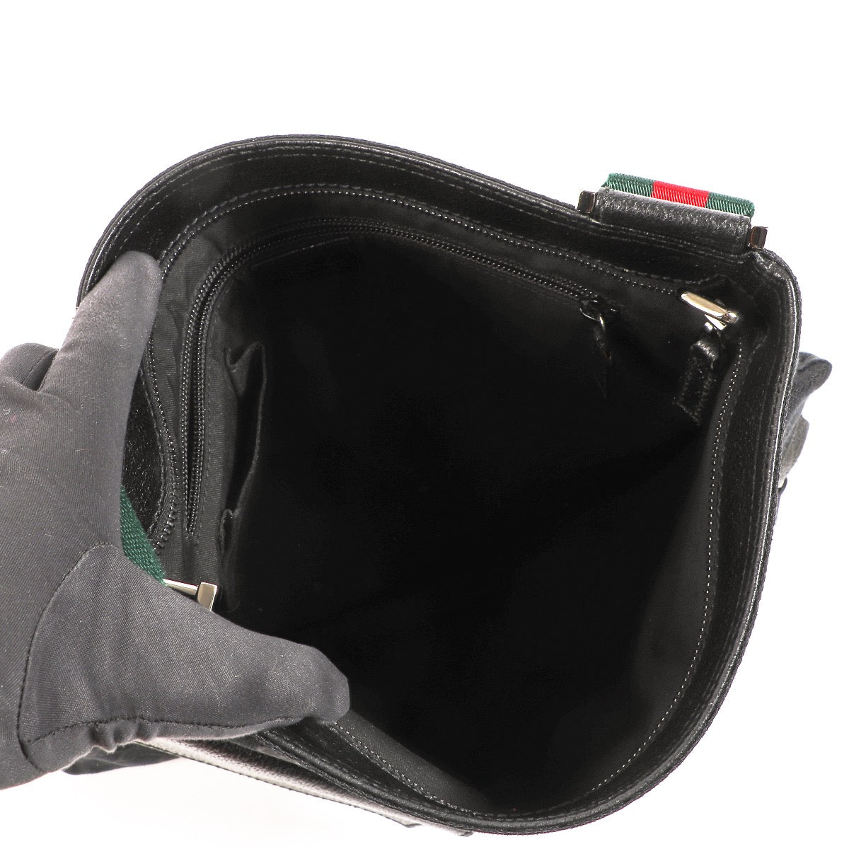 Shop safe online at Labellov in Antwerp, Brussels or Knokke this 100% authentic second hand Gucci Black GG Canvas Shoulder Bag