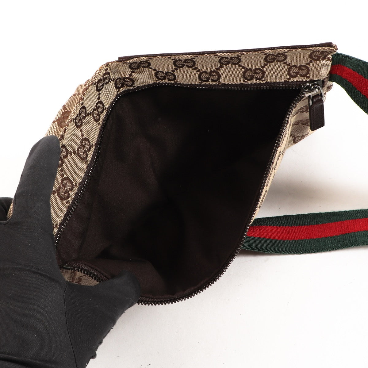 Shop safe online at Labellov in Antwerp, Brussels or Knokke this 100% authentic second hand Gucci GG Canvas Waist Belt Bag