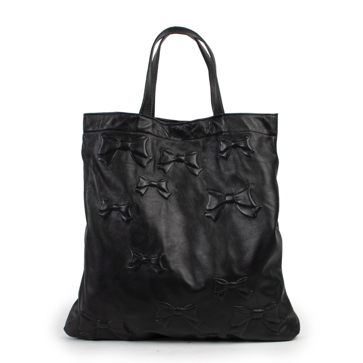 Red Valentino Black Leather Tote Bag now available at Labellov for a reasonable price and in very good condition. Shop 24/7 online or come by in our showroom in Antwerp