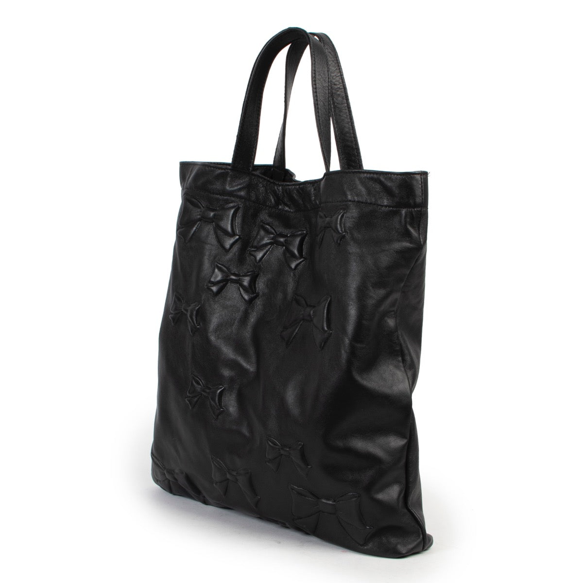 Red Valentino Black Leather Tote Bag now available at Labellov for a reasonable price and in very good condition. Shop 24/7 online or come by in our showroom in Antwerp