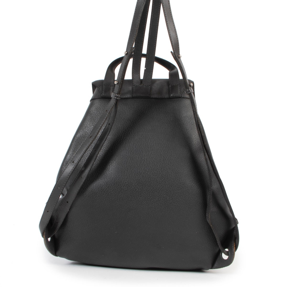 Achetez en ligne en toute sécurité un sac à dos Delvaux en cuir noir chez Labellov.com.