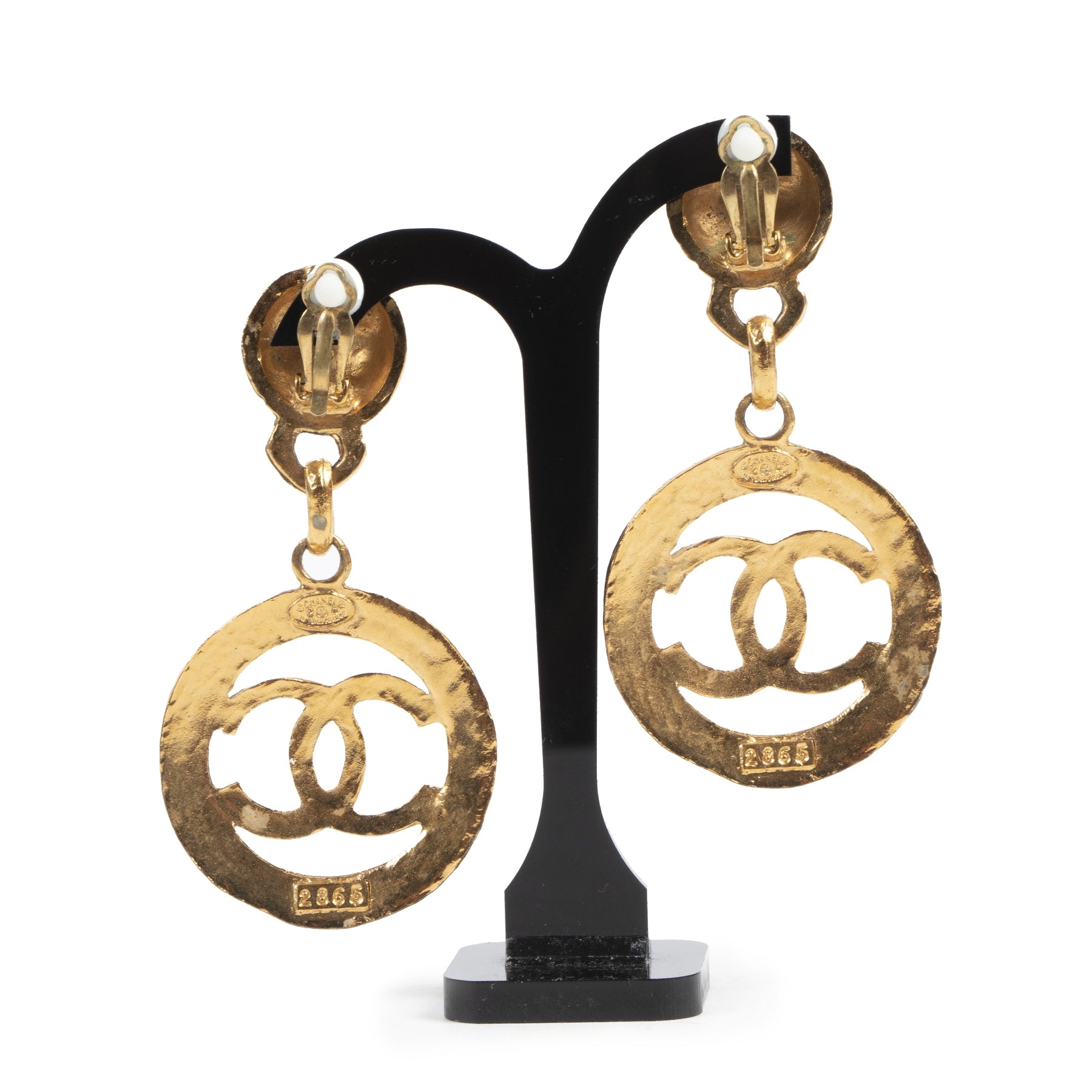 Chanel Vintage Gold Metal Clip-On Earrings kopen en verkopen aan de beste prijs bij Labellov