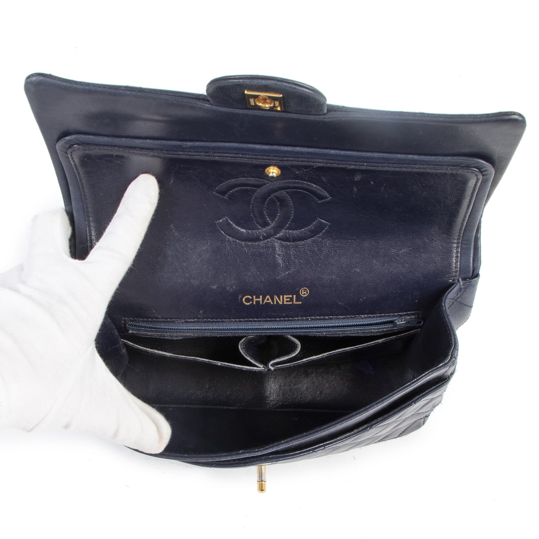 Chanel Navy Blue Classic Flap Bag kopen en verkopen aan de beste prijs online bij Labellov tweedehands luxe