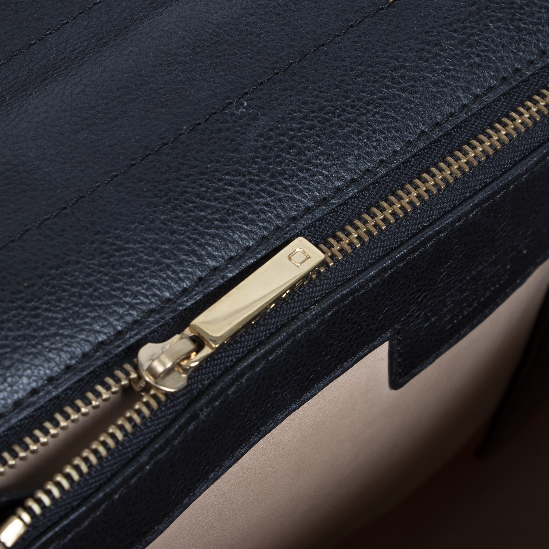 Koop en verkoop uw authentieke designer Delvaux Brillant Black MM GHW + Strap aan de beste prijs