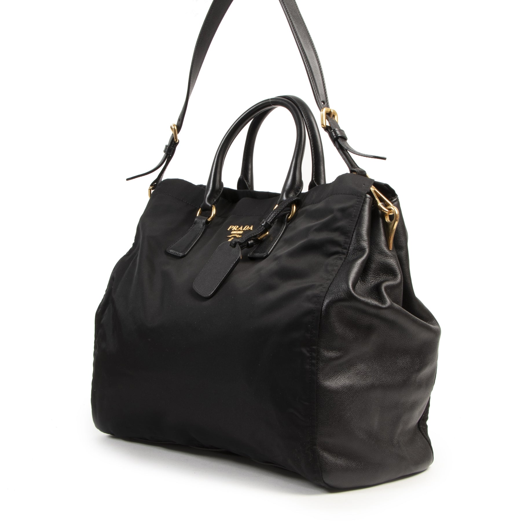 We buy and sell your authentic designer bags online at Labellov secondhand