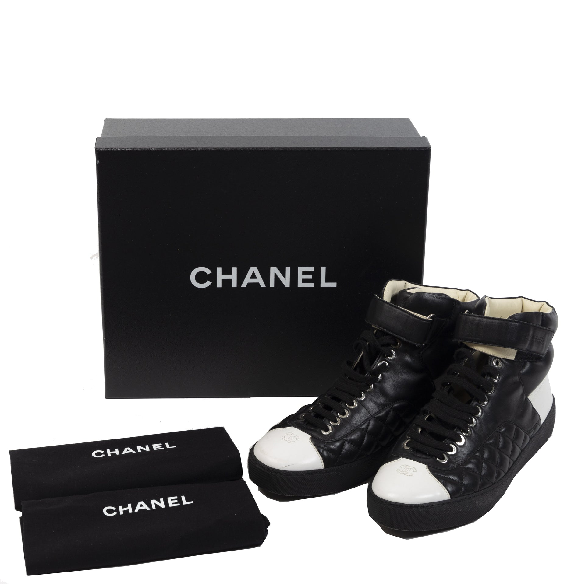 Authentieke Tweedehands Chanel Black Leather Quilted Sneakers juiste prijs veilig online shoppen luxe merken webshop winkelen Antwerpen België mode fashion