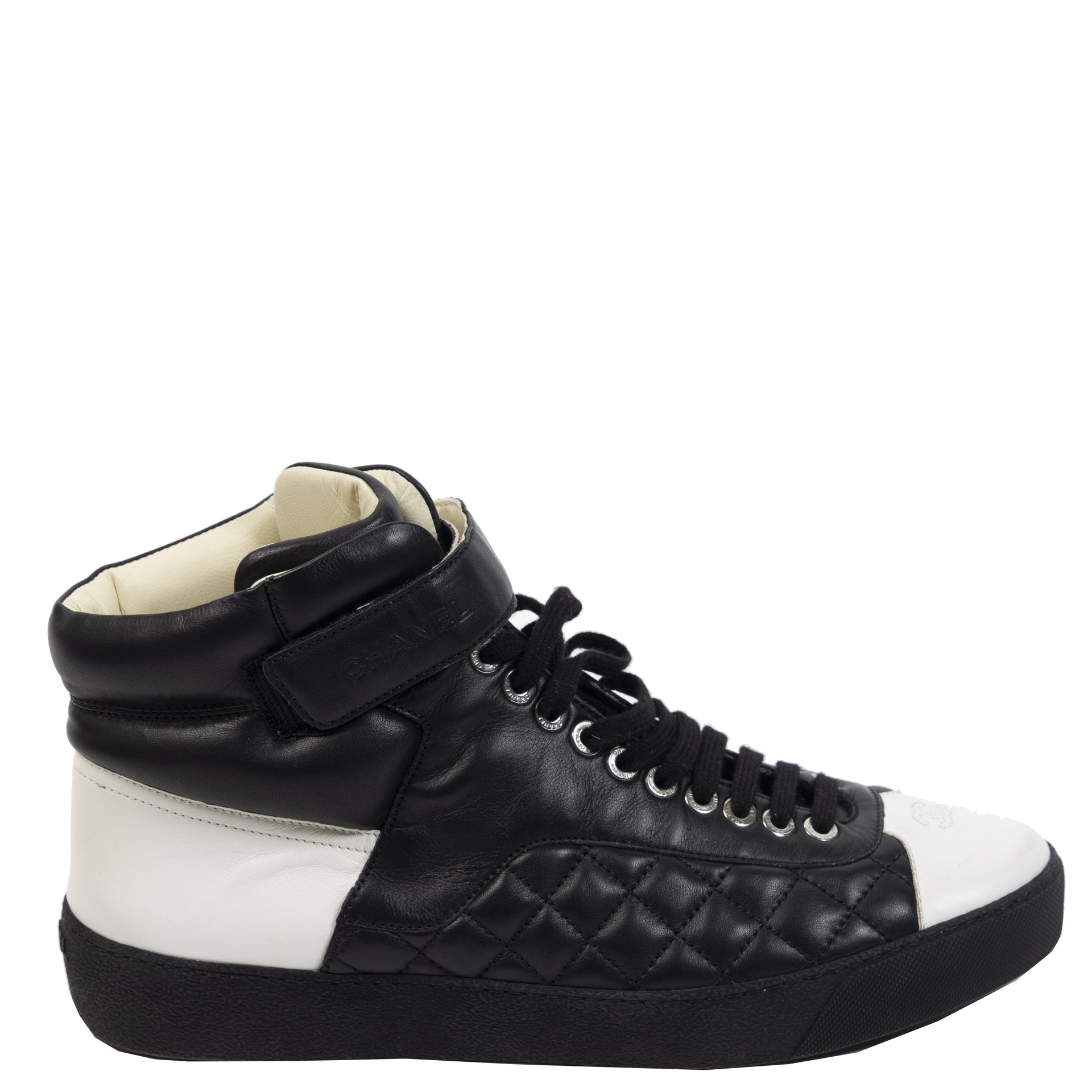 Authentieke Tweedehands Chanel Black Leather Quilted Sneakers juiste prijs veilig online shoppen luxe merken webshop winkelen Antwerpen België mode fashion