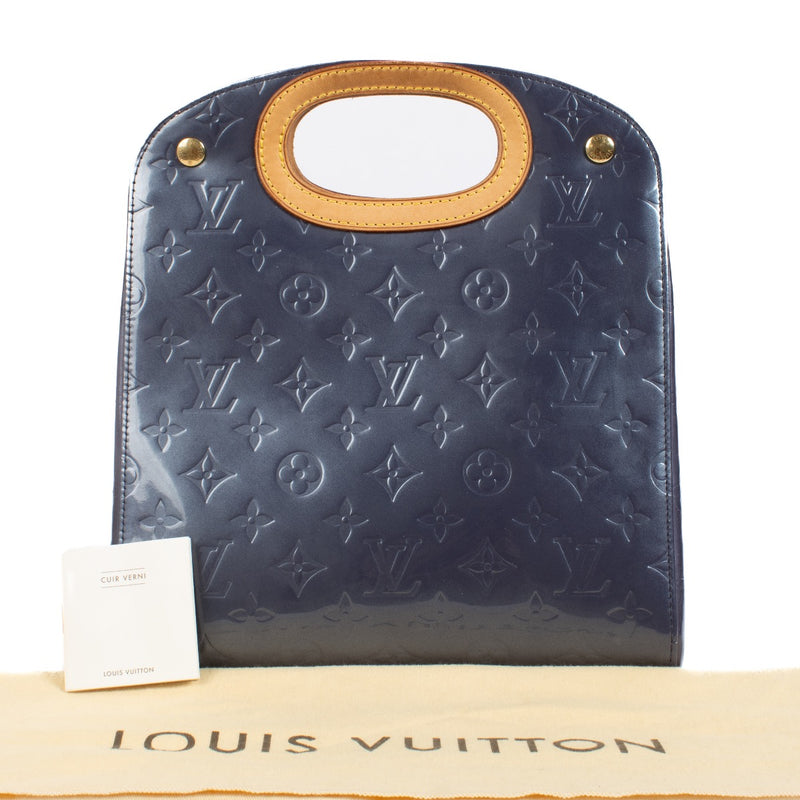 Shop safe online at Labellov in Antwerp, Brussels and Knokke this 100% authentic second hand Louis Vuitton Blue Galactic Monogram Vernis Maple Drive Top Handle. Veilig online tweedehands authentieke Louis Vuitton Blue Galactic Monogram Vernis Maple Driv