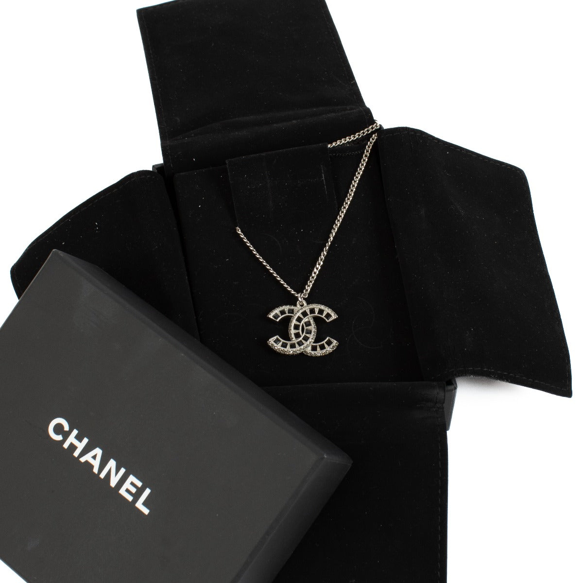 Authentic second hand Chanel Silver Necklace on Labellov.com