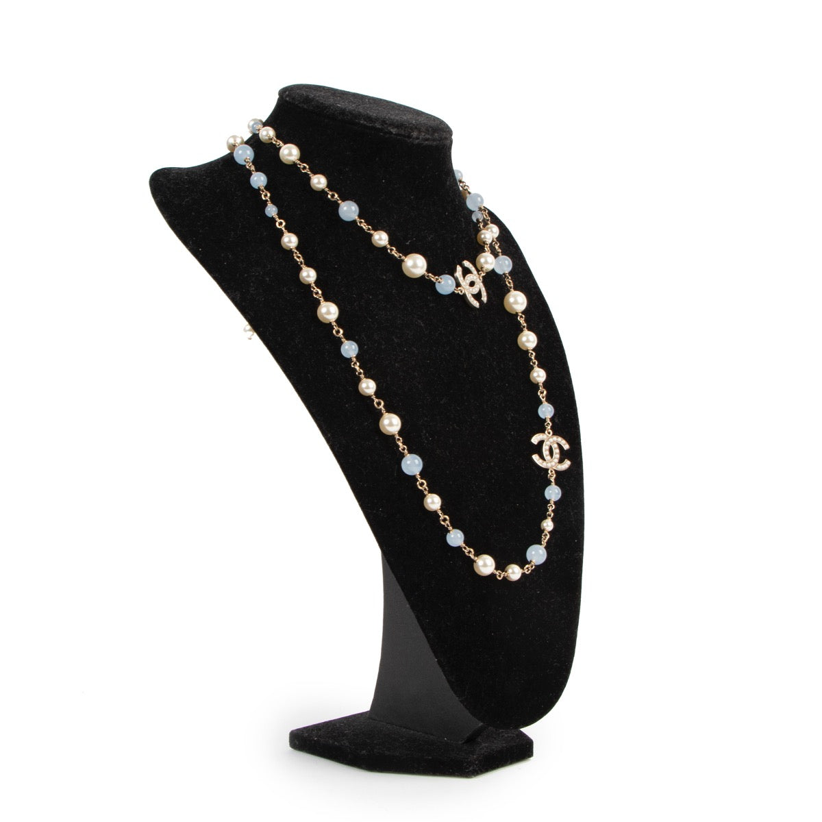 Buy an authentic second hand Chanel Blue and White Pearl Necklace in very good condition at Labellov