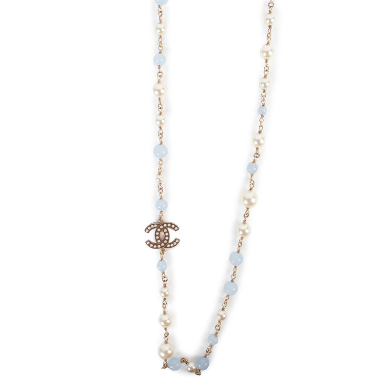 Buy an authentic second hand Chanel Blue and White Pearl Necklace in very good condition at Labellov