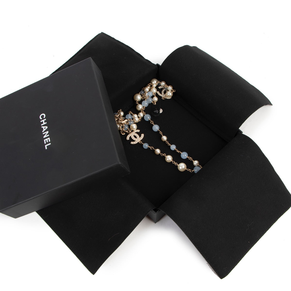 Buy an authentic second hand Chanel Blue and White Pearl Necklace in very good condition at Labellov