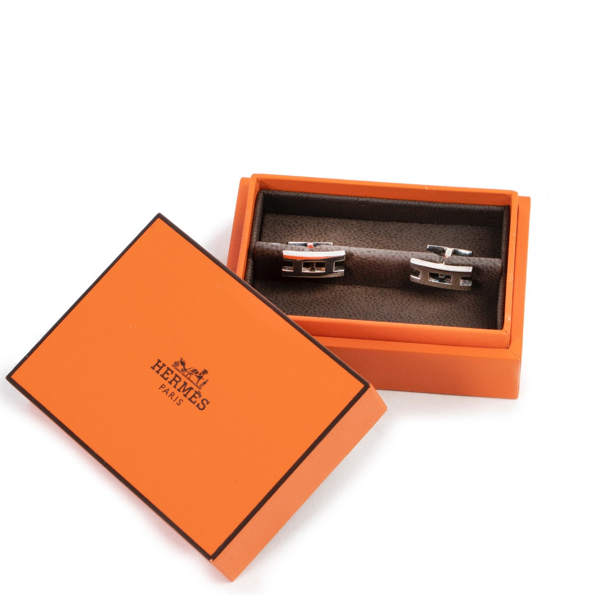 Shop safe online 100% authentic second hand Hermès Silver Pralelle Cufflinks in very good condition at the right price at Labellov in Antwerp.
