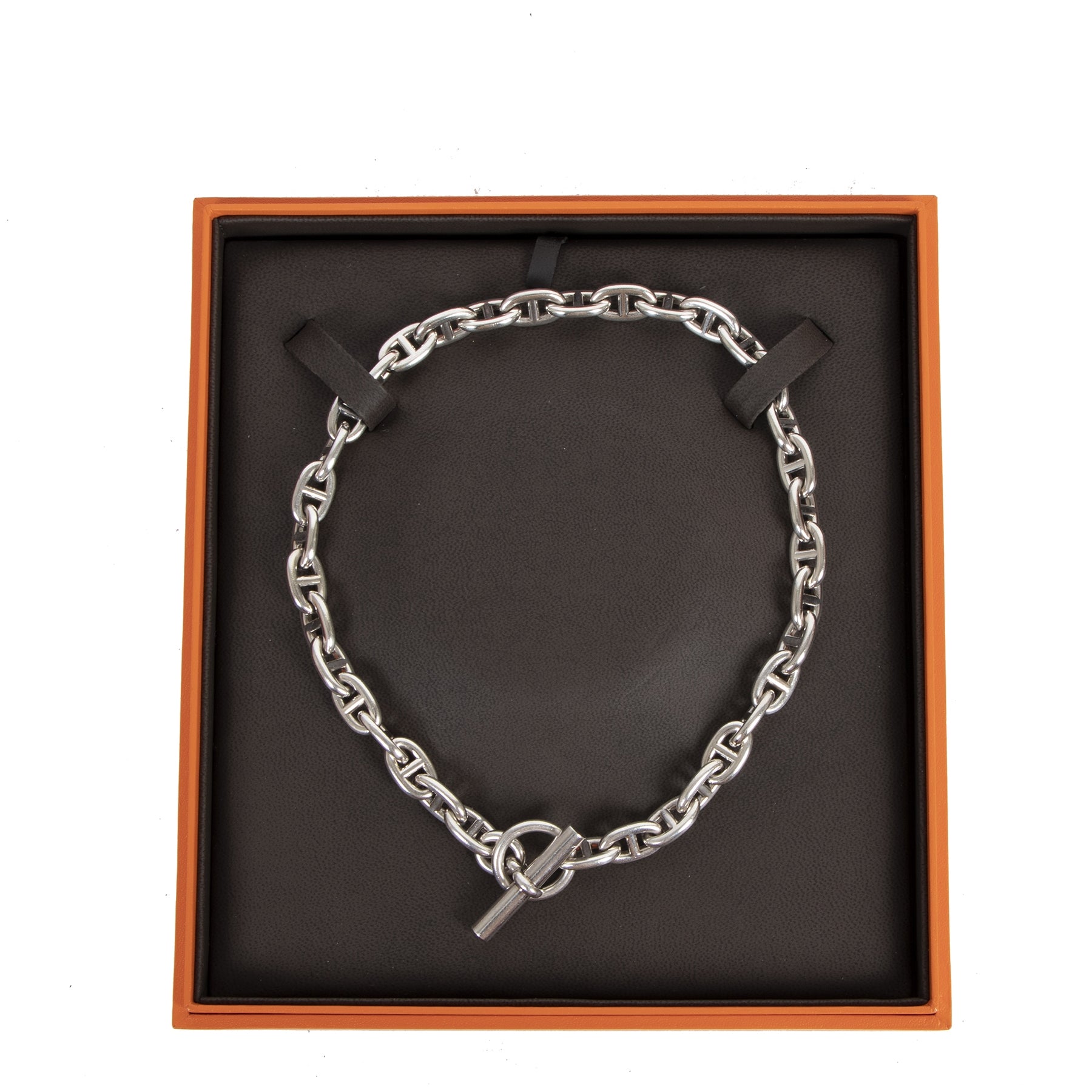 Buy authentic secondhand Hermes necklaces at the right price at LabelLOV vintage webshop.