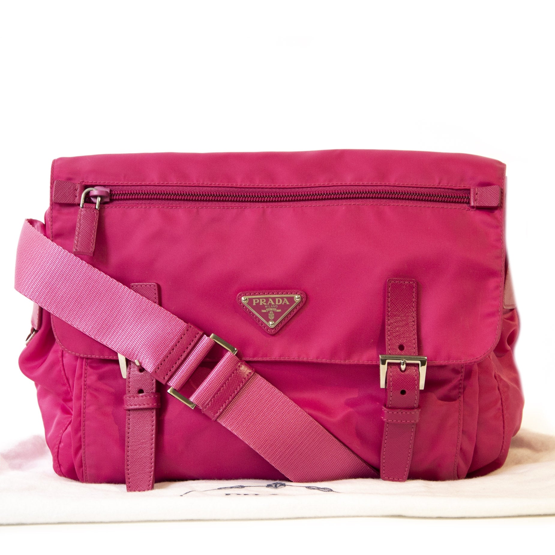 Authentique seconde main vintage Prada Pink Nylon Messenger Bag achète en ligne webshop LabelLOV