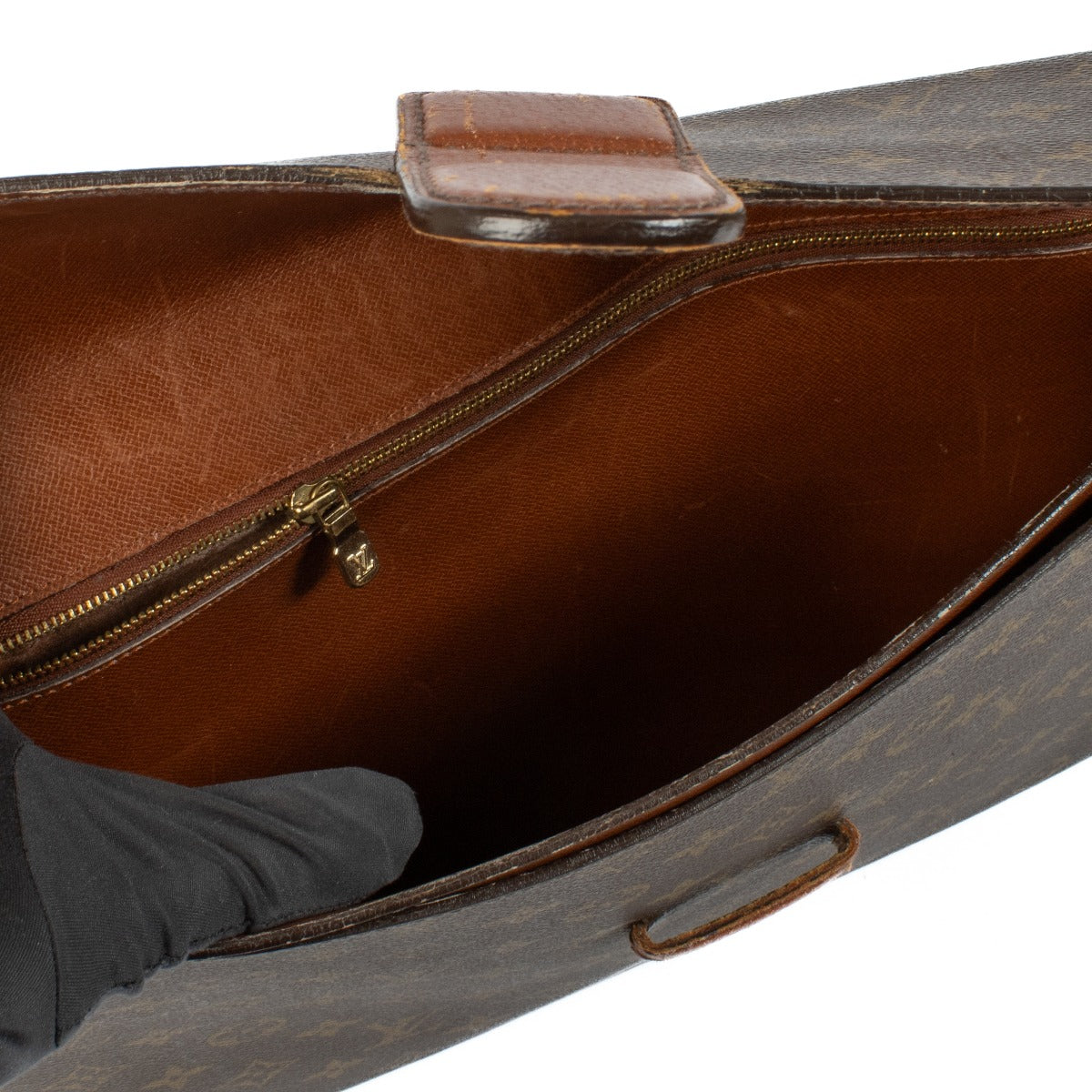 Shop safe online at Labellov in Antwerp, Brussels and Knokke this 100% authentic second hand Louis Vuitton Monogram Vintage Briefcase Clutch