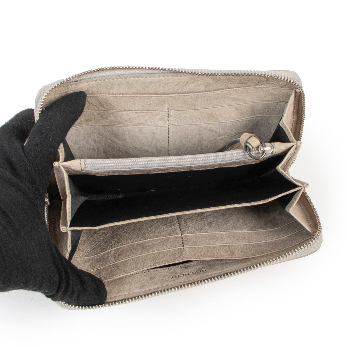 Shop safe online at Labellov in Antwerp this 100% authentic second hand Givenchy Grey Leather Wallet