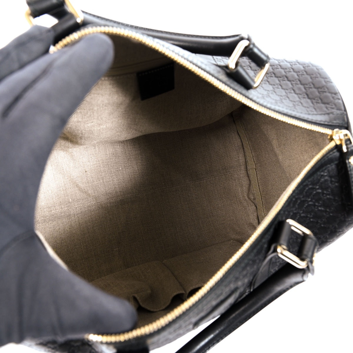 Shop safe online at Labellov in Antwerp, Brussels and Knokke this 100% authentic second hand Gucci Black Microguccissima Leather Boston Bag