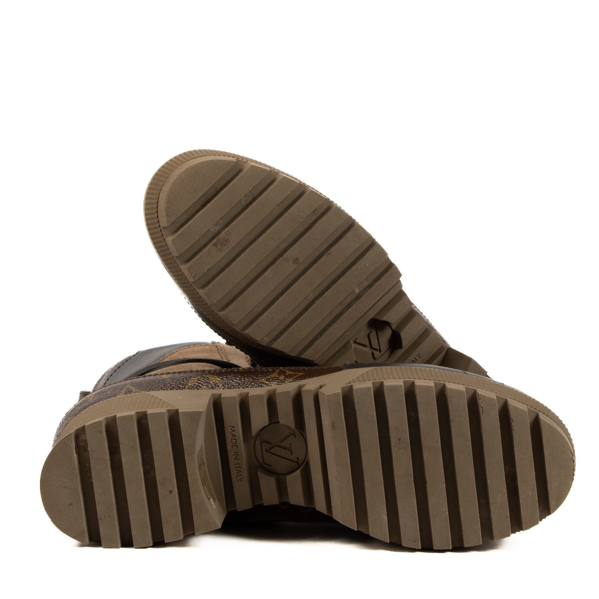 Shop 100% authentic second-hand Louis Vuitton Beige Laureate Desert Boots in size 38,5 on Labellov.com