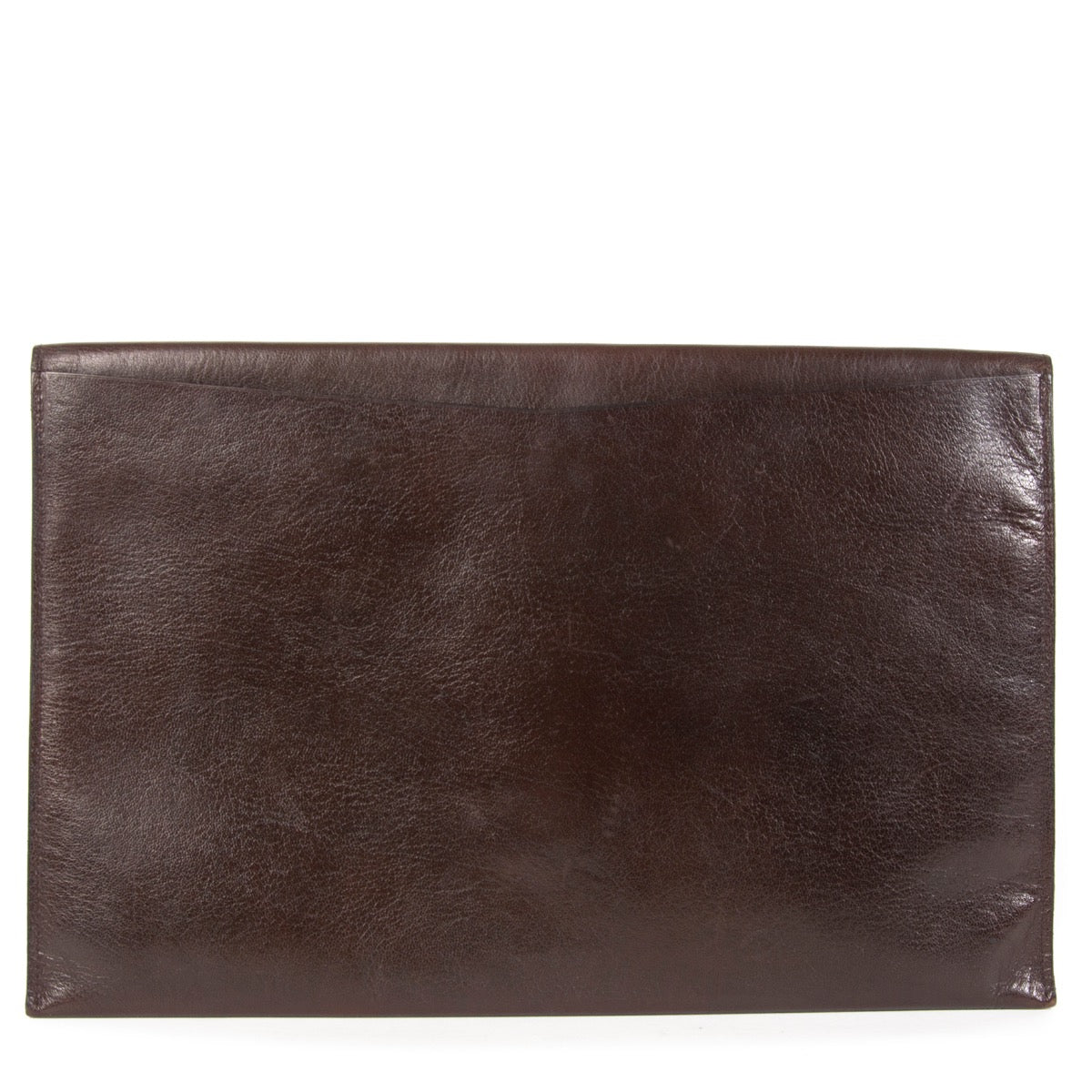 Prachtige tweedehands Delvaux clutch in donker bruin.