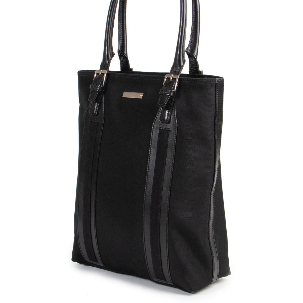 Achetez un sac Gucci en nylon noir d'occasion qui conviendra à un ordinateur portable. Le sac de bureau parfait.