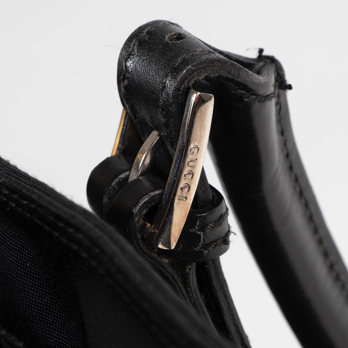 Achat d'un sac Gucci en nylon noir d'occasion qui est en très bon état.
