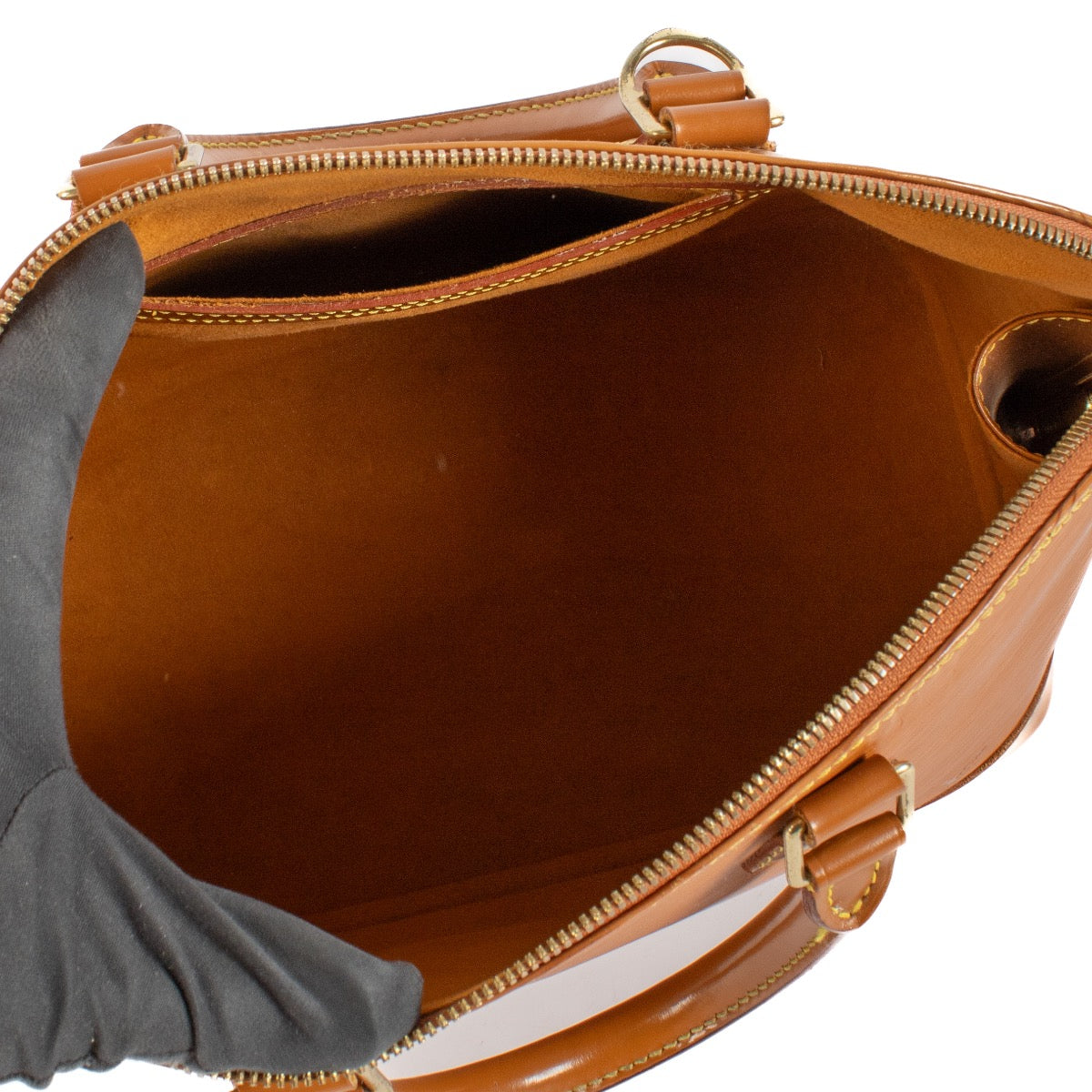 Shop safe online at Labellov in Antwerp, Brussels and Knokke this 100% authentic second hand Louis Vuitton Cannelle Epi Leather Alma PM, koop veilig tweedehands authentieke Louis Vuitton Cannelle Epi Leather Alma PM
