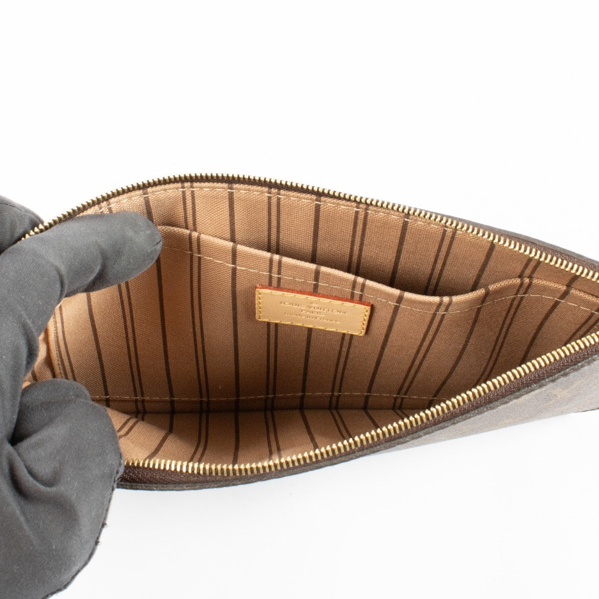Authentic second hand Louis Vuitton Monogram Neverfull Clutch on Labellov.com