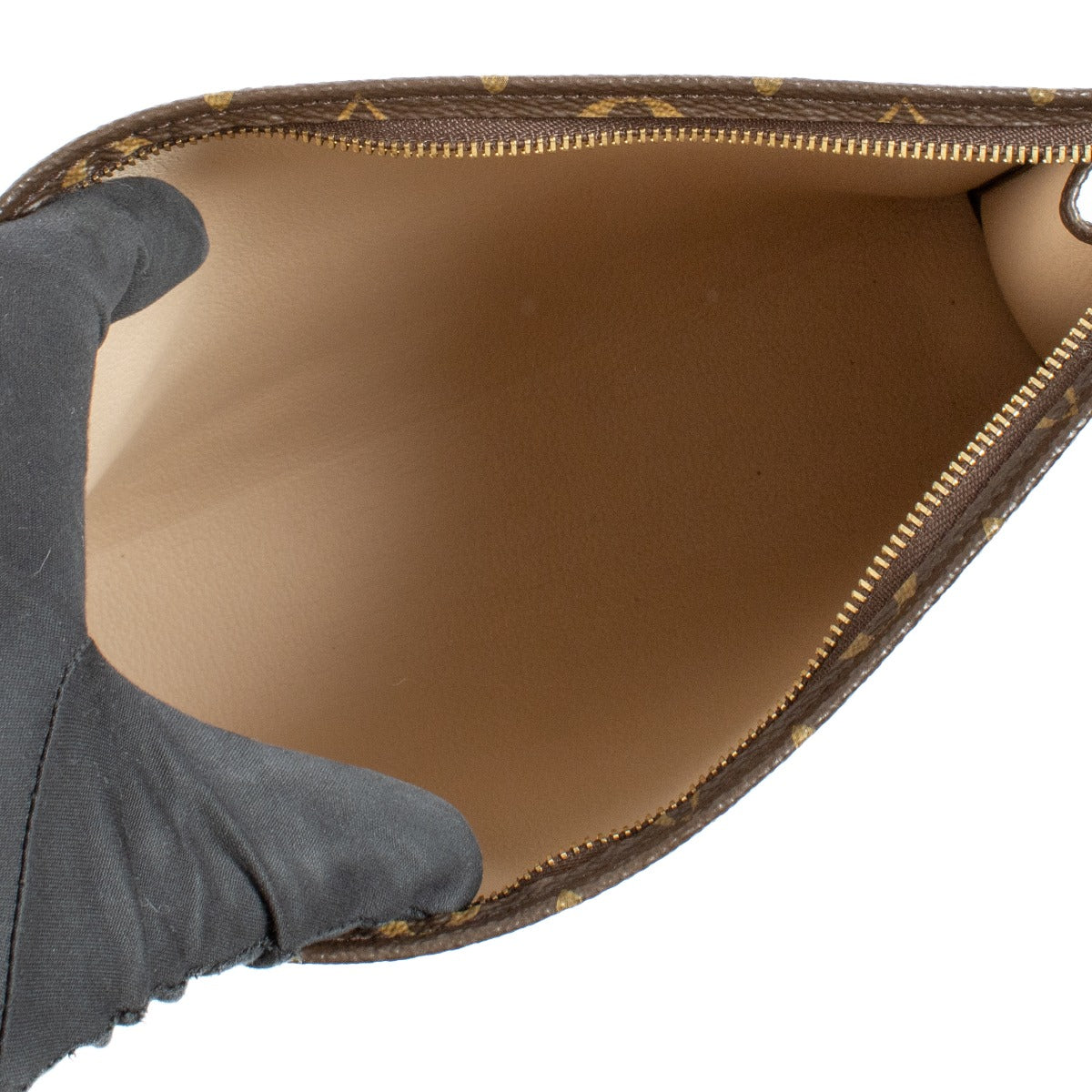 Shop safe online at Labellov in Antwerp, Brussels and Knokke this 100% authentic second hand Louis Vuitton Poche Toilette Monogram Toiletry Bag