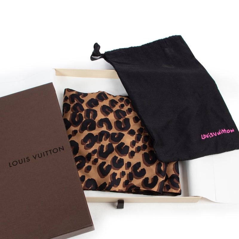 Shop safe online authentic second hand Louis Vuitton Brown Scarf. Buy online Louis Vuitton Brown Scarf in a safe way. Shop Louis Vuitton Brown Scarf online safely.