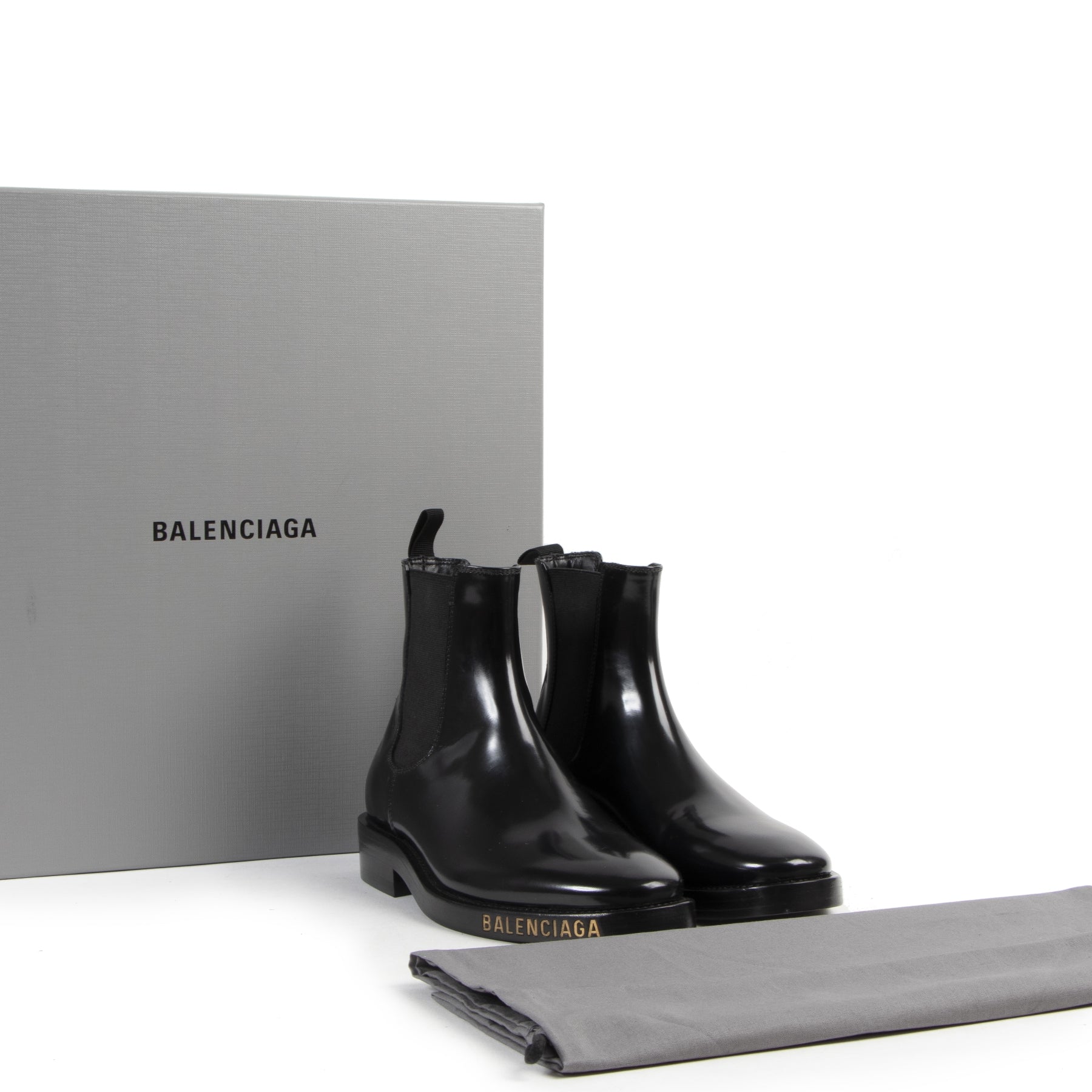 Balenciaga Black Patent Leather Chelsea Boots kopen en verkopen aan de beste prijs bij Labellov tweedehands