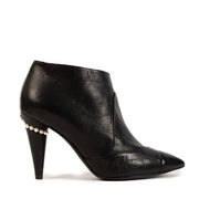 Shop safe online at Labellov in Antwerp, Brussels and Knokke these 100% authentic second hand Chanel Black Leather Pearl Ankle Boots - size 36