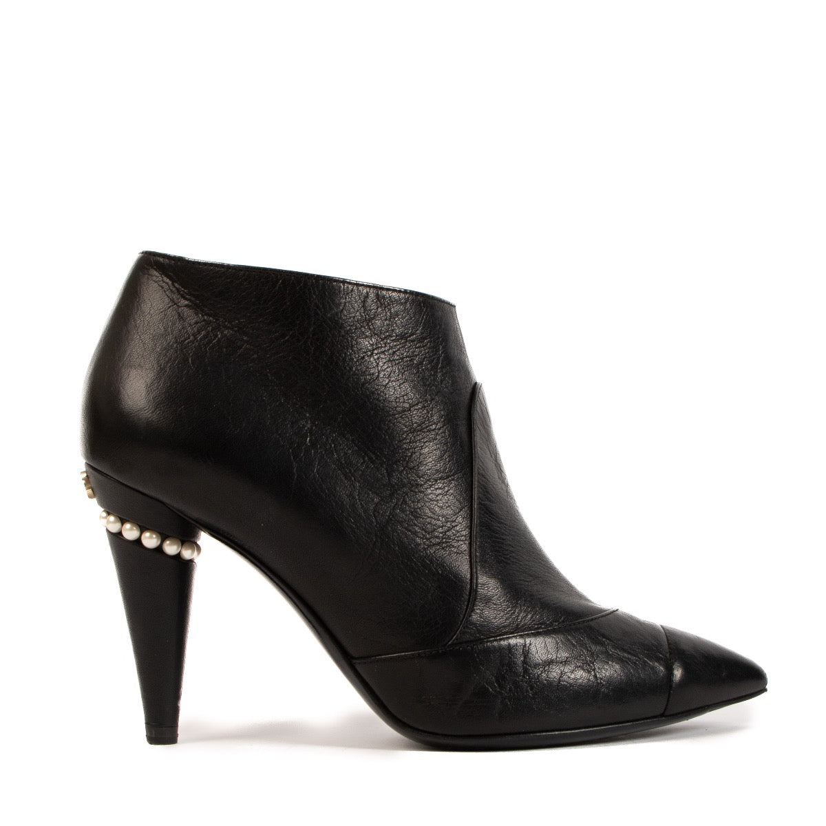 Shop safe online at Labellov in Antwerp, Brussels and Knokke these 100% authentic second hand Chanel Black Leather Pearl Ankle Boots - size 36