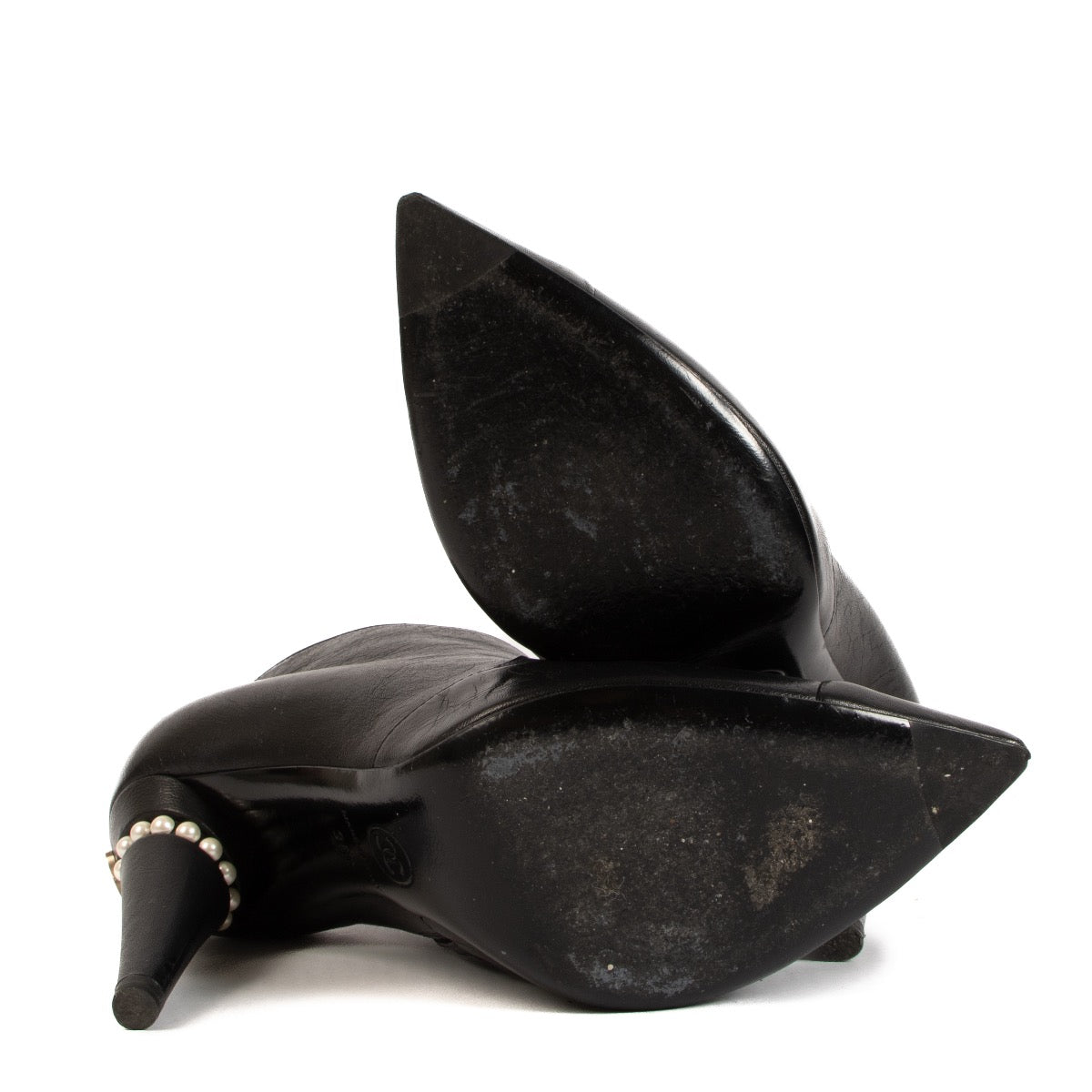 Shop safe online at Labellov in Antwerp, Brussels and Knokke these 100% authentic second hand Chanel Black Leather Pearl Ankle Boots - size 36