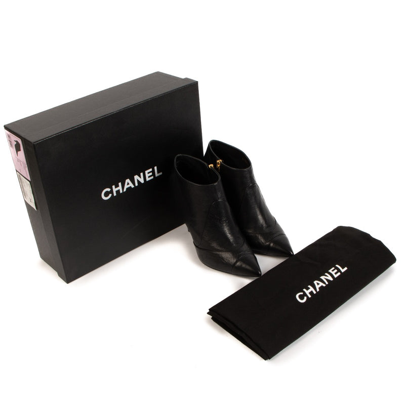 Shop safe online at Labellov in Antwerp, Brussels and Knokke these 100% authentic second hand Chanel Black Leather Pearl Ankle Boots - size 36