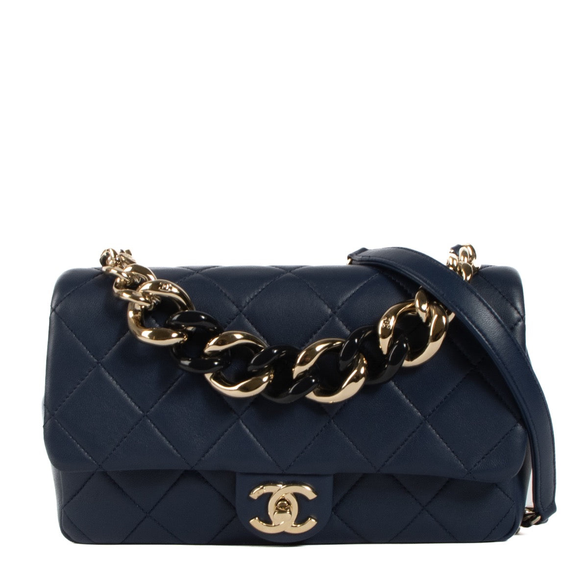 Shop safe online at Labellov in Antwerp, Brussels and Knokke this 100% authentic second hand Chanel Blue Lambskin Resin Chain Flap Crossbody Bag