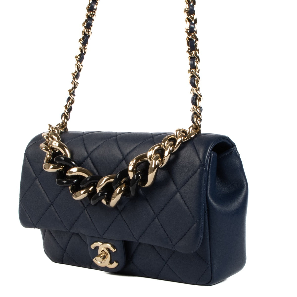 Shop safe online at Labellov in Antwerp, Brussels and Knokke this 100% authentic second hand Chanel Blue Lambskin Resin Chain Flap Crossbody Bag