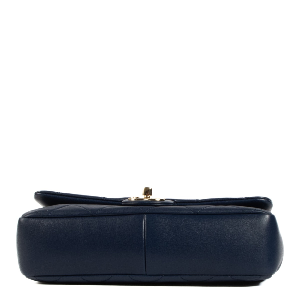 Shop safe online at Labellov in Antwerp, Brussels and Knokke this 100% authentic second hand Chanel Blue Lambskin Resin Chain Flap Crossbody Bag