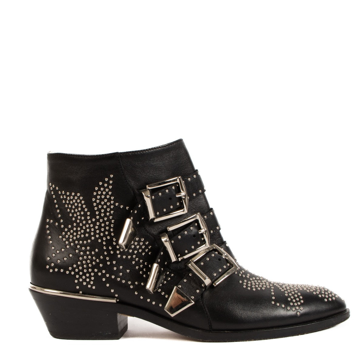 Shop safe online at Labellov in Antwerp, Brussels and Knokke these 100% authentic second hand Chloé Black Leather Stud Susanna Short Boots - size 35