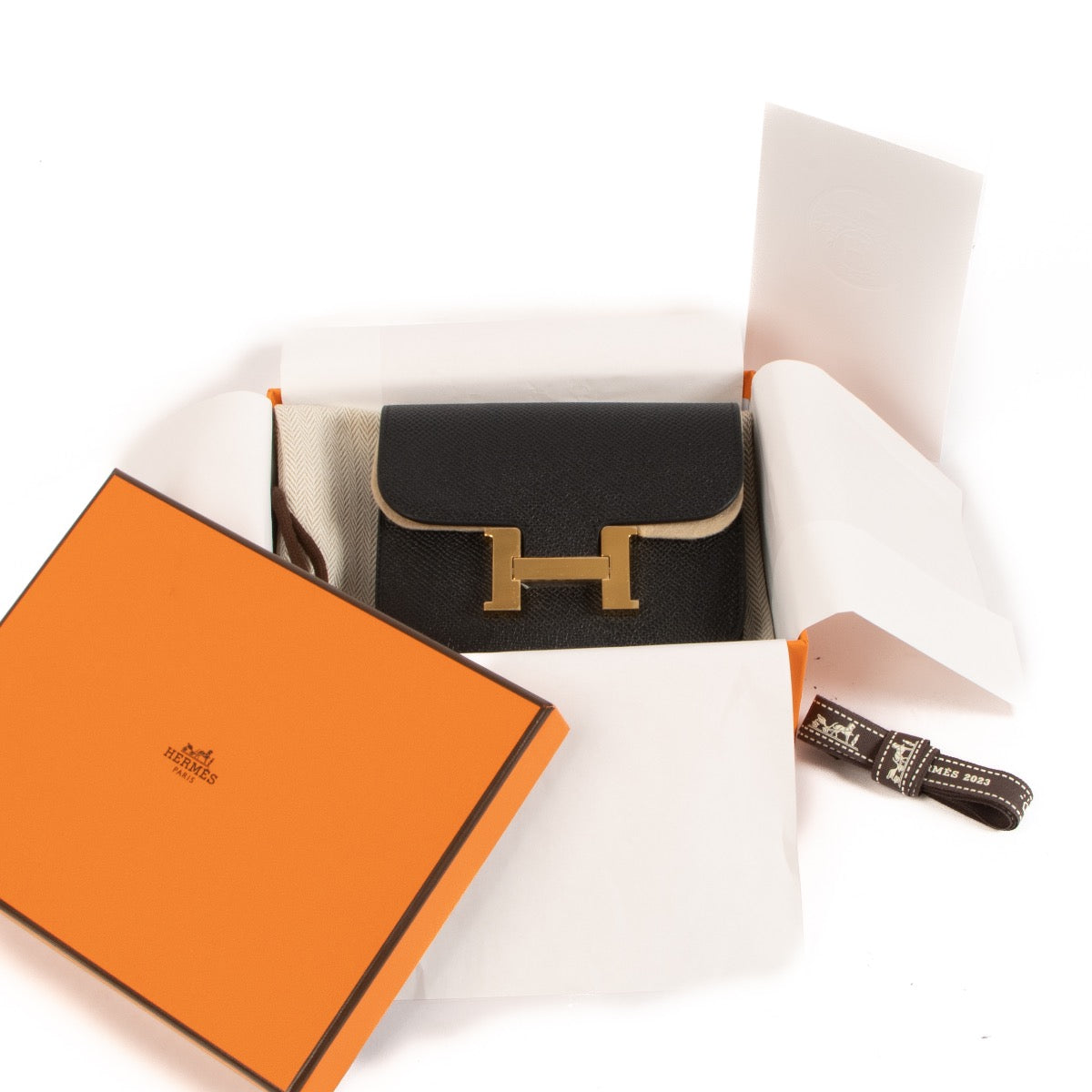 Shop safe online at Labellov in Antwerp, Brussels and Knokke this 100% authentic second hand Hermès Noir Epsom Constance Slim Wallet