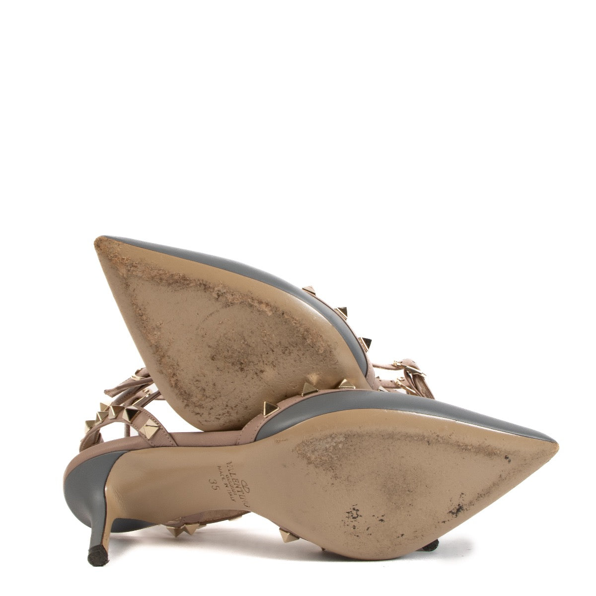 Shop safe online at Labellov in Antwerp, Brussels and Knokke these 100% authentic second hand Valentino Garavani Caged Pumps - size 35