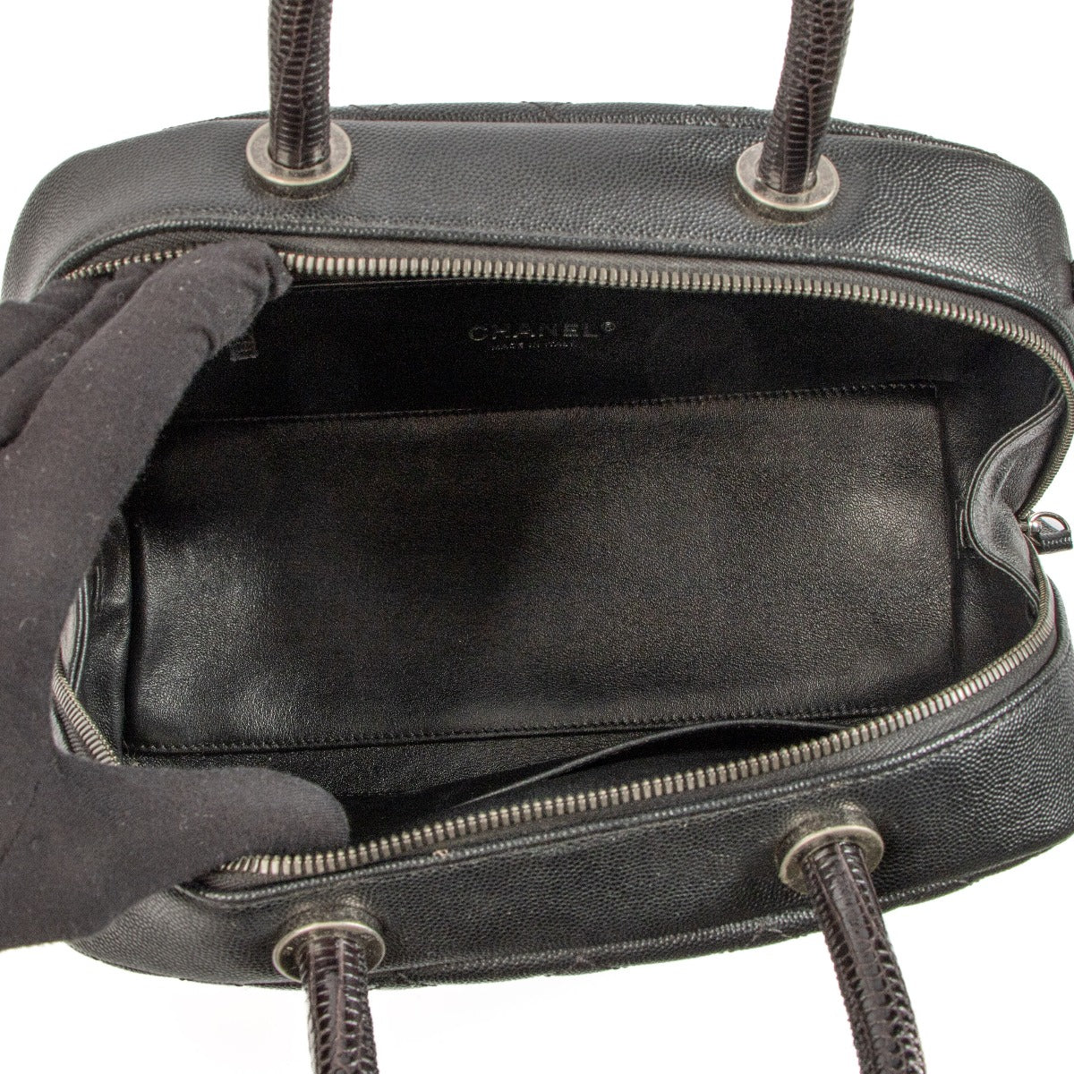 Chanel Bowlingtas van zwart hagedissenleer met handvat