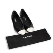 Shop safe online at Labellov in Antwerp these 100% authentic Chanel Black And White Patent Ballet Flats - size 38