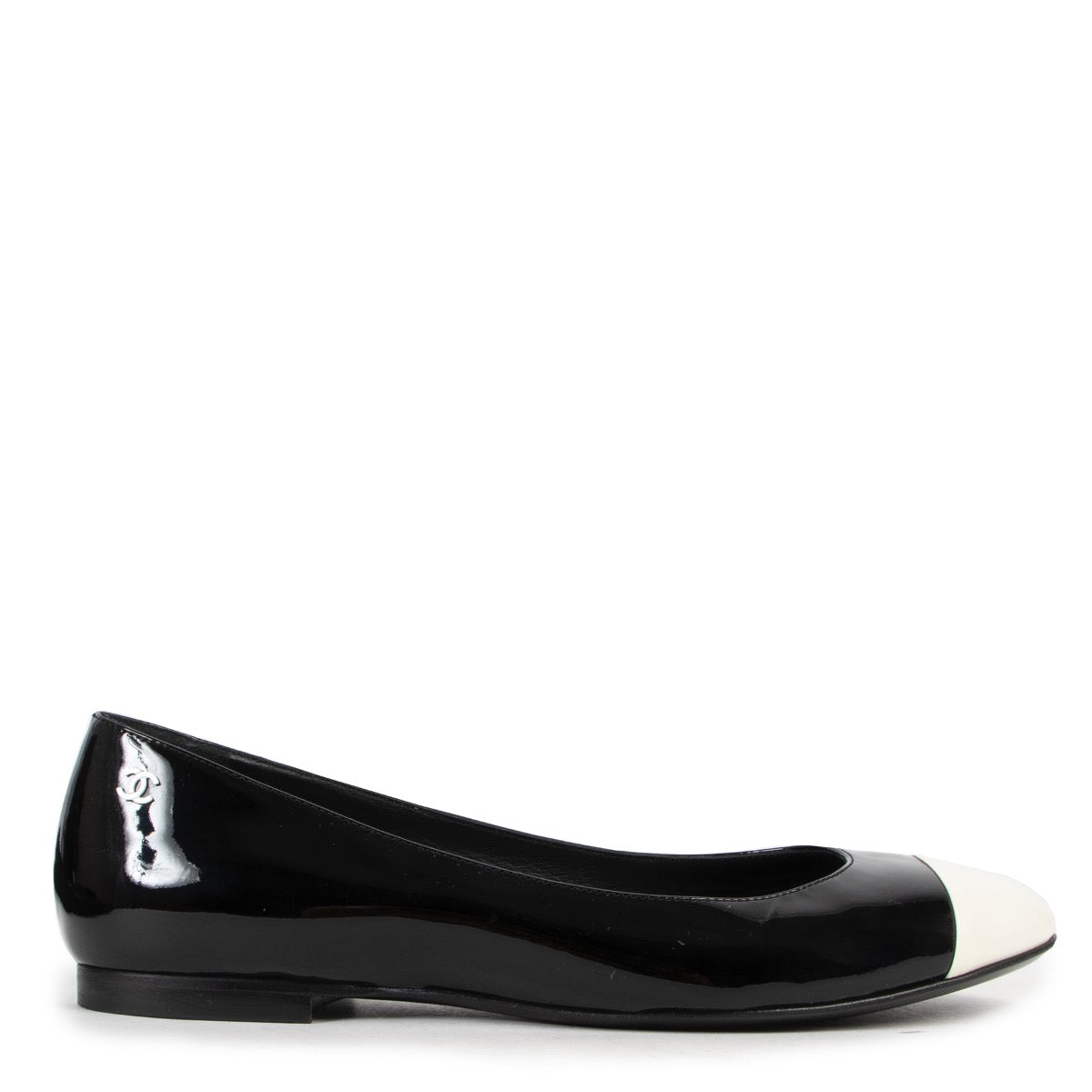 Shop safe online at Labellov in Antwerp these 100% authentic Chanel Black And White Patent Ballet Flats - size 38